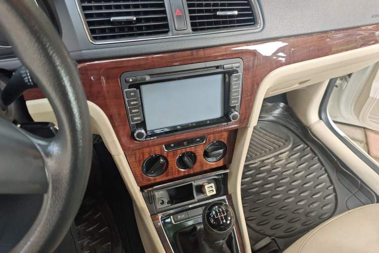 Used Volkswagen Lavida 2013 Revised Version 1.4 TSI Manual Comfort Edition Audio And AC Panel