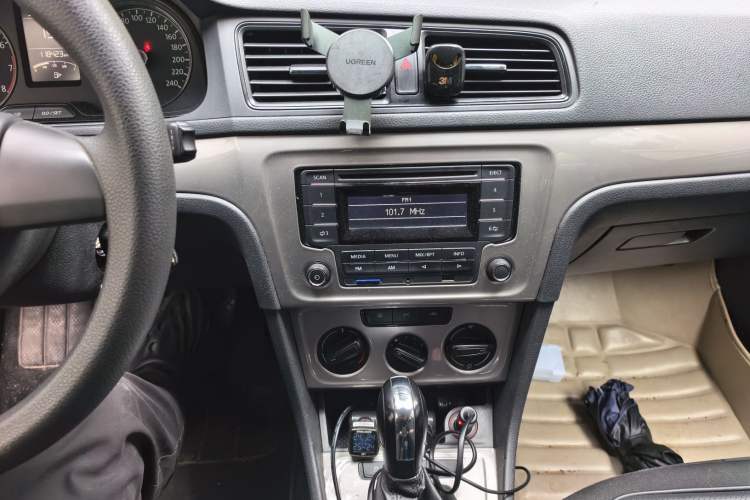 Used Volkswagen Lavida 2013 Revised Classic 1.6L Automatic Fashion Edition Audio And AC Panel