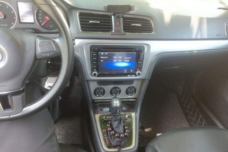 Used Volkswagen Lavida 2013 1.6L Automatic Comfort Edition Audio And AC Panel