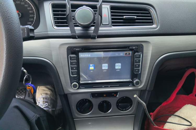 Used Volkswagen Lavida 2013 Restyled Classic 1.6L Manual Comfort Edition Audio And AC Panel