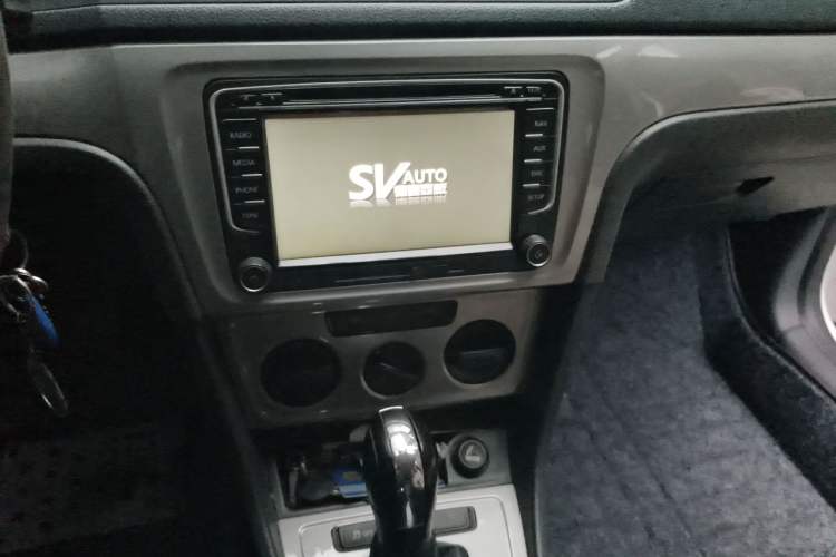 Used Volkswagen Lavida 2013 Revised Classic 1.6L Automatic Fashion Edition Audio And AC Panel
