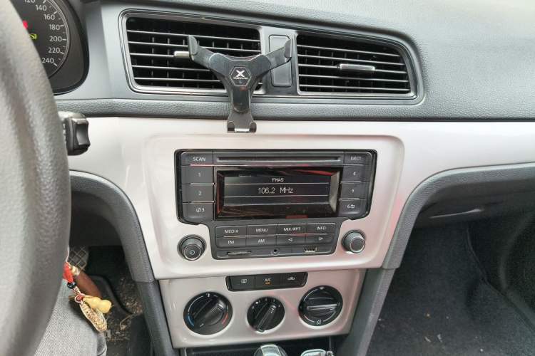 Used Volkswagen Lavida 2013 Revised Classic 1.6L Automatic Fashion Edition Audio And AC Panel