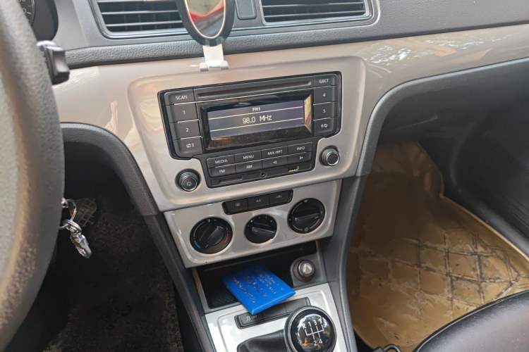 Used Volkswagen Lavida 2013 Revised Classic 1.6L Manual Fashion Edition Audio And AC Panel