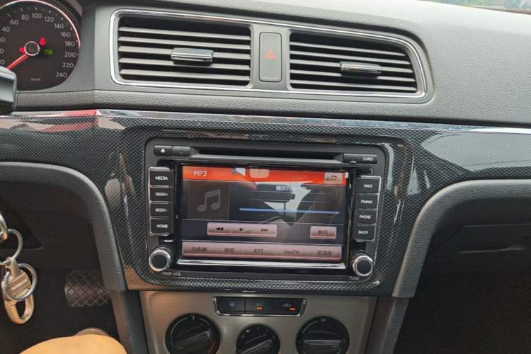Used Volkswagen Lavida 2013 Restyled Classic 1.6L Automatic Comfort Edition Audio And AC Panel