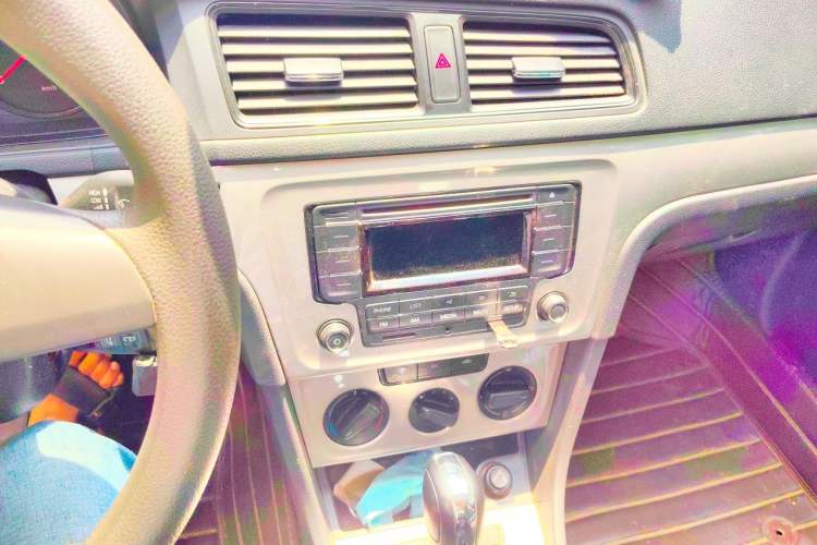 Used Volkswagen Lavida 2013 Revised Classic 1.6L Automatic Fashion Edition Audio And AC Panel