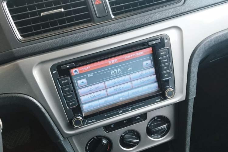 Used Volkswagen Lavida 2013 Revised Classic 1.6L Automatic Fashion Edition Audio And AC Panel
