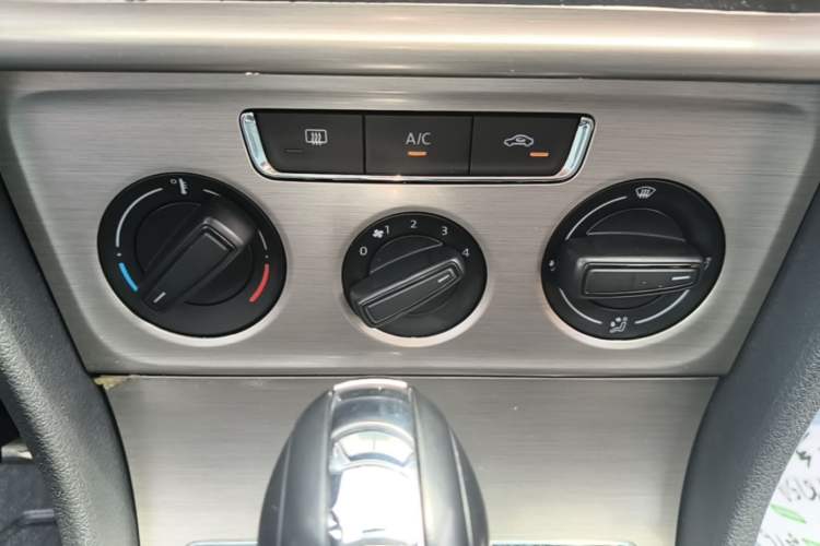 Used Volkswagen Lavida 2013 Restyled Classic 1.6L Automatic Comfort Edition Audio And AC Panel