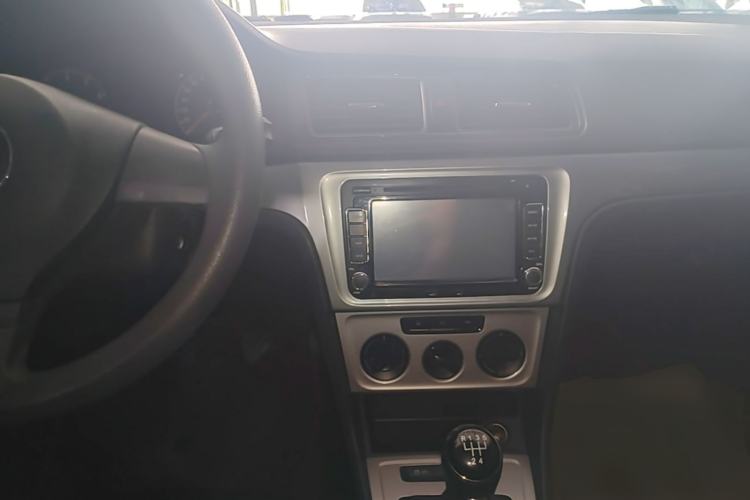 Used Volkswagen Lavida 2013 Revised Classic 1.6L Manual Fashion Edition Center Console