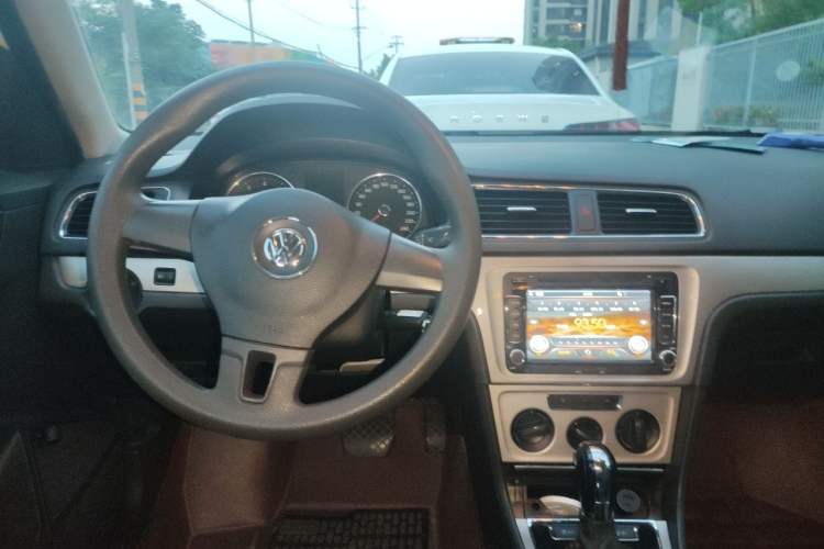 Used Volkswagen Lavida 2013 1.6L Automatic Comfort Edition Center Console