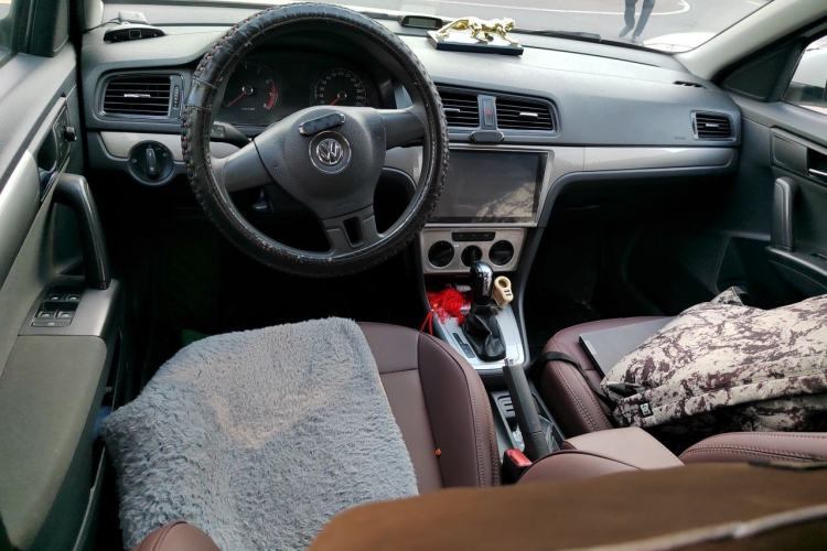 Used Volkswagen Lavida 2013 Revised Classic 1.6L Automatic Fashion Edition Center Console