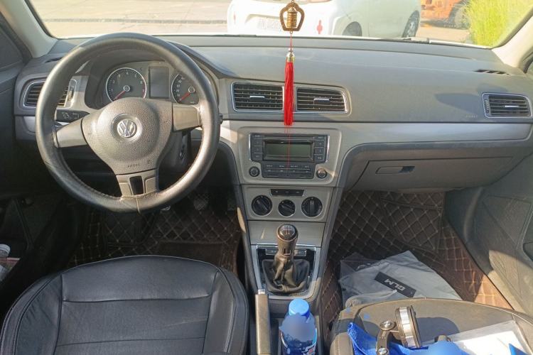 Used Volkswagen Lavida 2013 Restyled Classic 1.6L Manual Comfort Edition Center Console