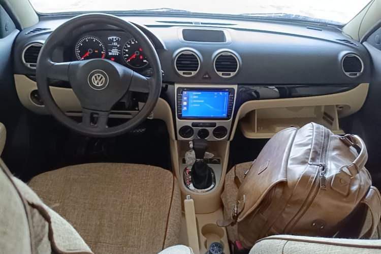 Used Volkswagen Lavida 2013 Classic 1.6L Automatic Fashion Edition Center Console