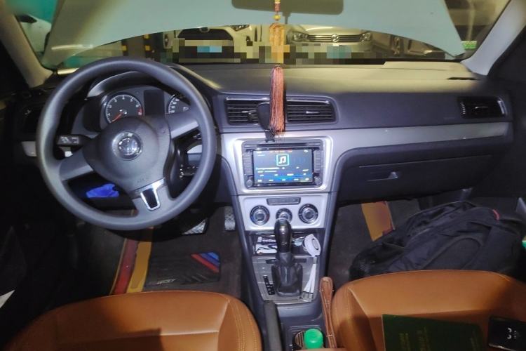 Used Volkswagen Lavida 2013 Revised Classic 1.6L Automatic Fashion Edition Center Console