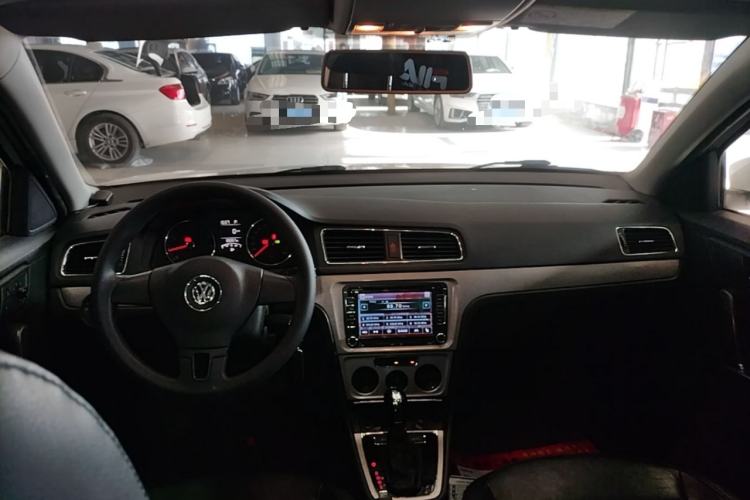 Used Volkswagen Lavida 2013 Restyled Classic 1.6L Automatic Comfort Edition Center Console
