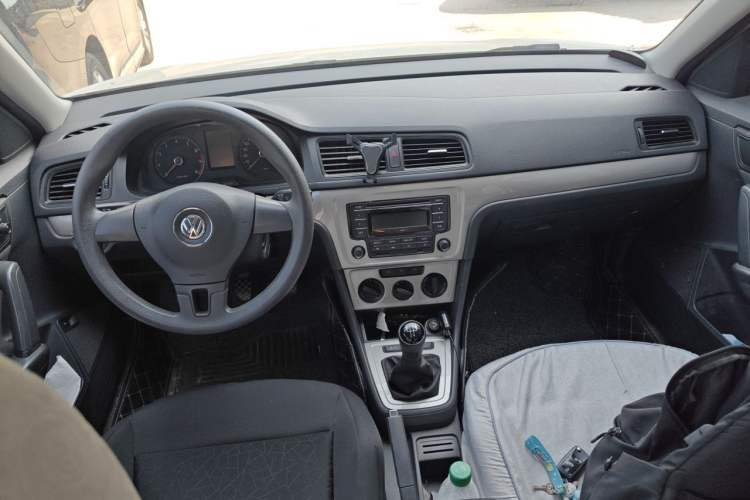 Used Volkswagen Lavida 2013 Revised Classic 1.6L Manual Fashion Edition Center Console