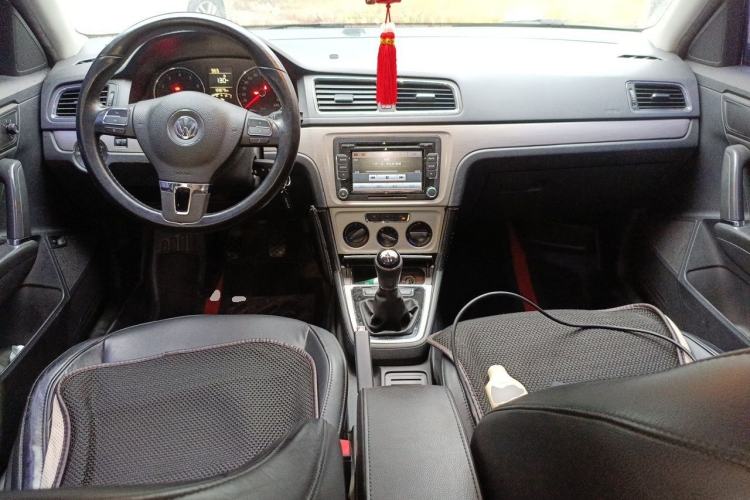 Used Volkswagen Lavida 2013 1.4TSI Manual Comfort Edition Center Console