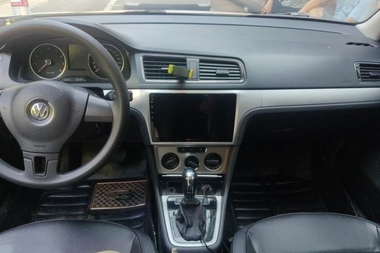 Used Volkswagen Lavida 2013 Restyled Classic 1.6L Automatic Comfort Edition Center Console