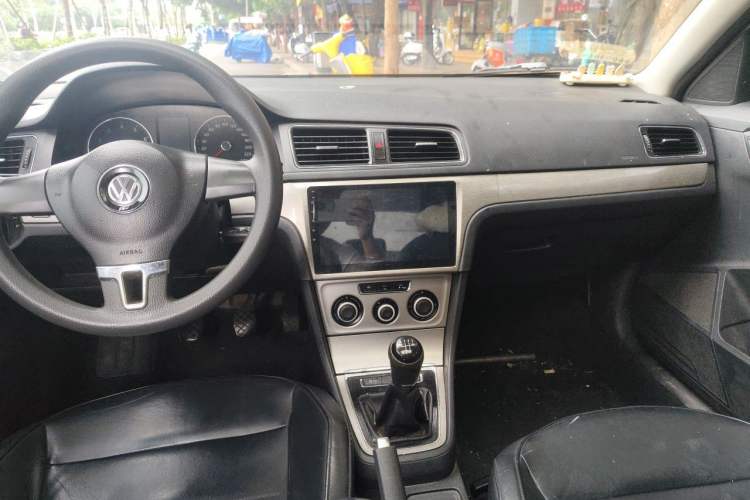 Used Volkswagen Lavida 2013 1.4TSI Manual Comfort Edition Center Console