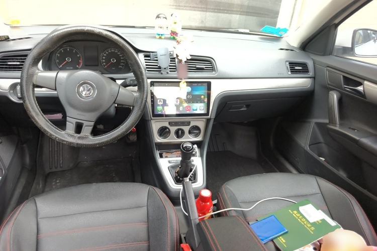 Used Volkswagen Lavida 2013 Revised Classic 1.6L Manual Fashion Edition Center Console