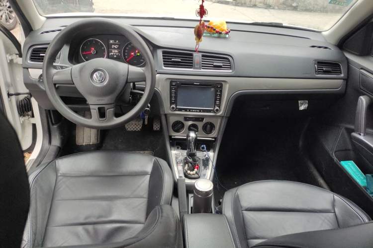 Used Volkswagen Lavida 2013 Restyled Classic 1.6L Automatic Comfort Edition Center Console