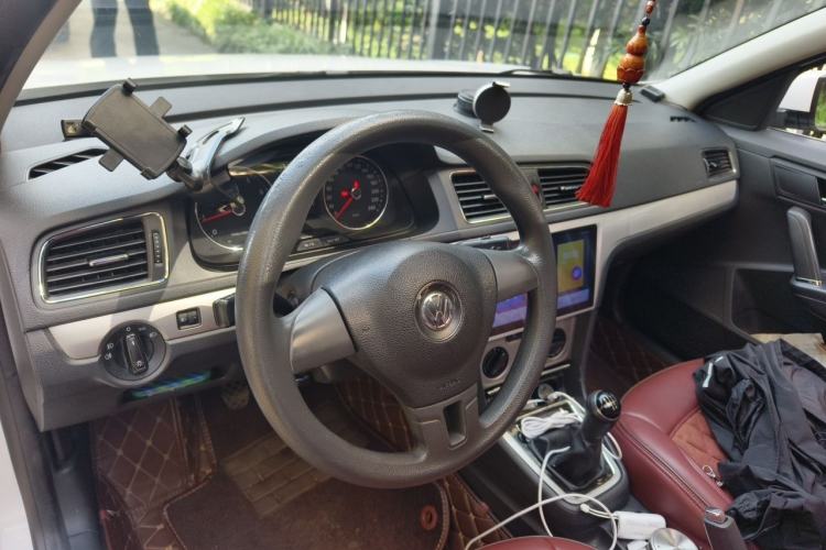 Used Volkswagen Lavida 2013 Restyled Classic 1.6L Manual Comfort Edition Center Console