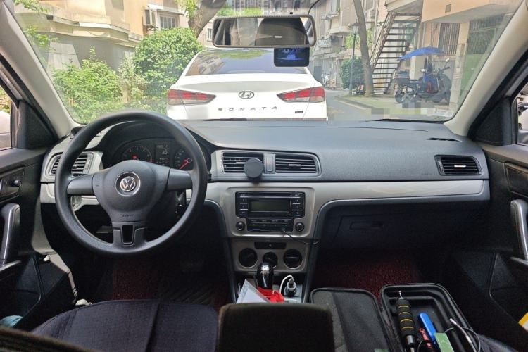Used Volkswagen Lavida 2013 Revised Classic 1.6L Automatic Fashion Edition Center Console