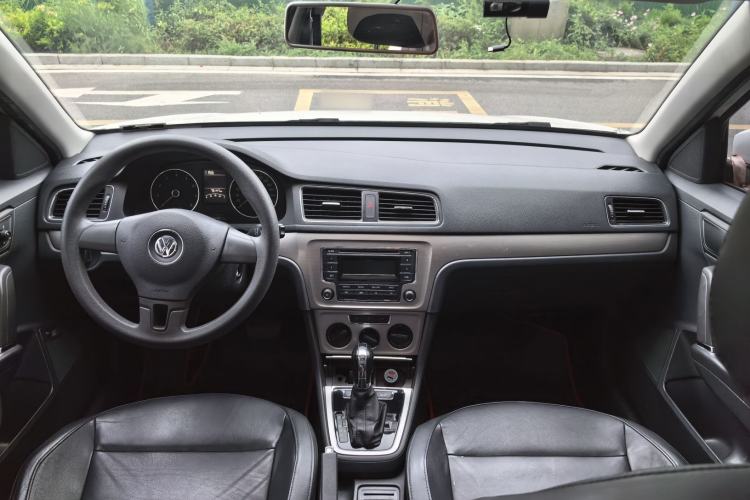 Used Volkswagen Lavida 2013 Restyled Classic 1.6L Automatic Comfort Edition Center Console