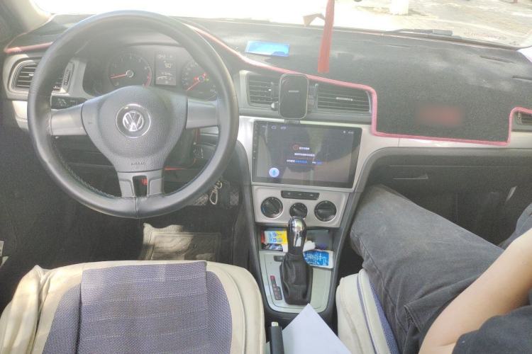 Used Volkswagen Lavida 2013 1.6L Automatic Fashion Edition Center Console