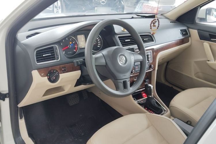Used Volkswagen Lavida 2013 Restyled Classic 1.6L Automatic Comfort Edition Center Console