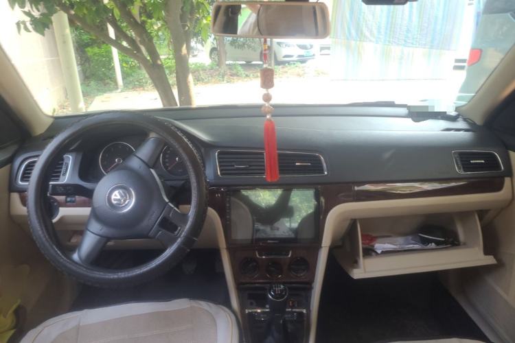 Used Volkswagen Lavida 2013 Restyled Classic 1.6L Manual Comfort Edition Center Console