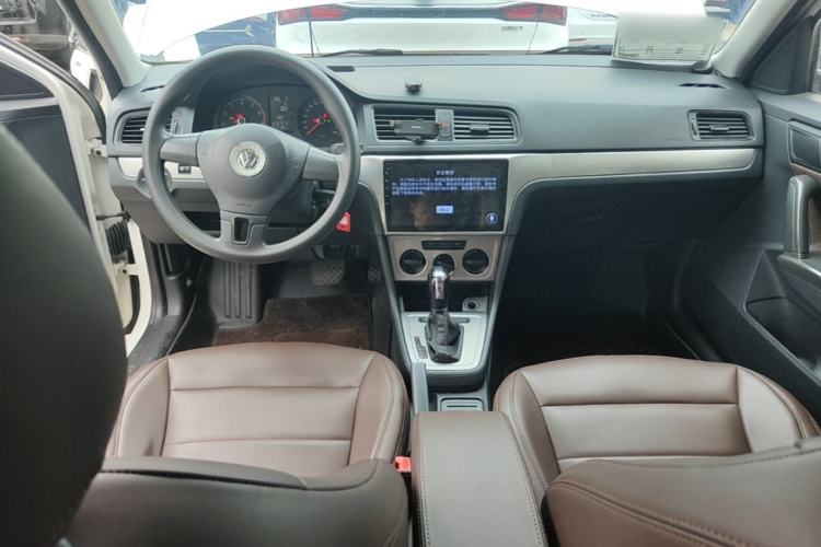 Used Volkswagen Lavida 2013 Revised Classic 1.6L Automatic Fashion Edition Center Console