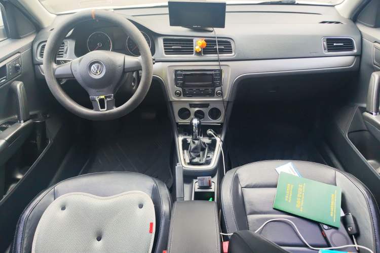 Used Volkswagen Lavida 2013 Restyled Classic 1.6L Automatic Comfort Edition Center Console
