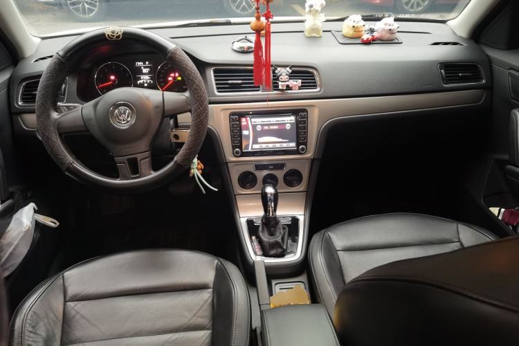 Used Volkswagen Lavida 2013 Restyled Classic 1.6L Automatic Comfort Edition Center Console