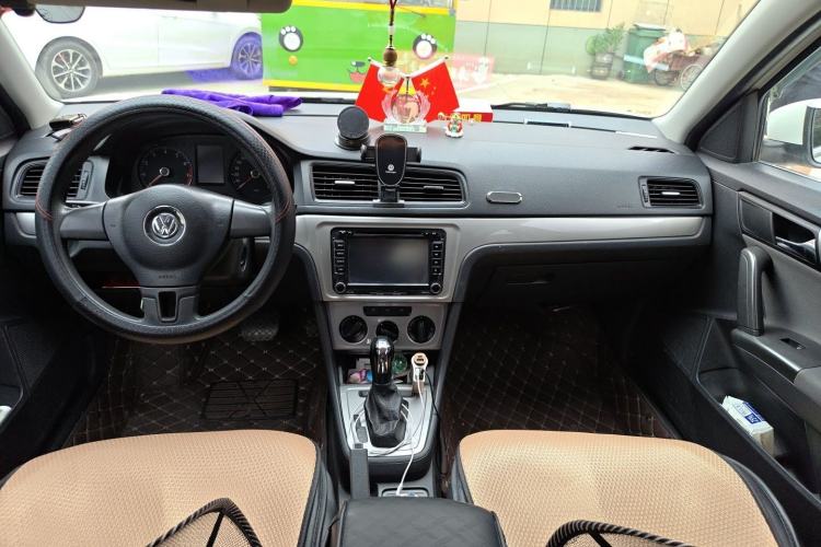 Used Volkswagen Lavida 2013 Revised Classic 1.6L Automatic Fashion Edition Center Console