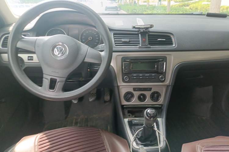 Used Volkswagen Lavida 2013 1.6L Manual Fashion Edition Center Console