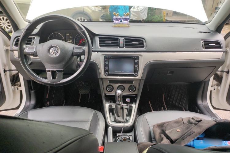 Used Volkswagen Lavida 2013 1.6L Automatic Luxury Edition Center Console