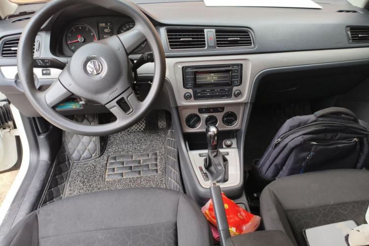 Used Volkswagen Lavida 2013 Revised Classic 1.6L Automatic Fashion Edition Center Console