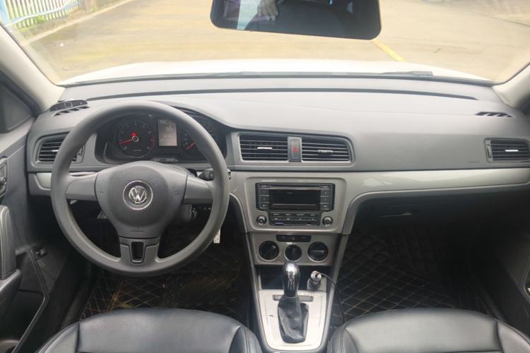 Used Volkswagen Lavida 2013 Revised Classic 1.6L Automatic Fashion Edition Center Console