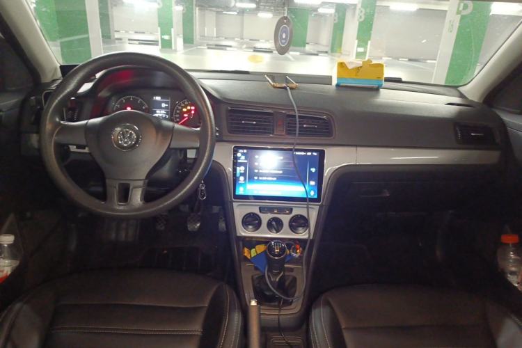 Used Volkswagen Lavida 2013 Revised Classic 1.6L Manual Fashion Edition Center Console