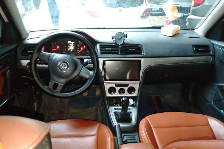 Used Volkswagen Lavida 2013 1.6L Manual Fashion Edition Center Console