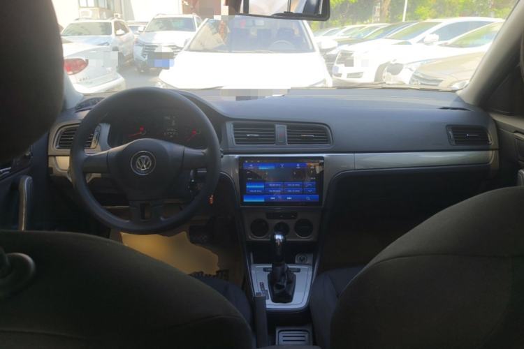 Used Volkswagen Lavida 2013 Revised Classic 1.6L Automatic Fashion Edition Center Console