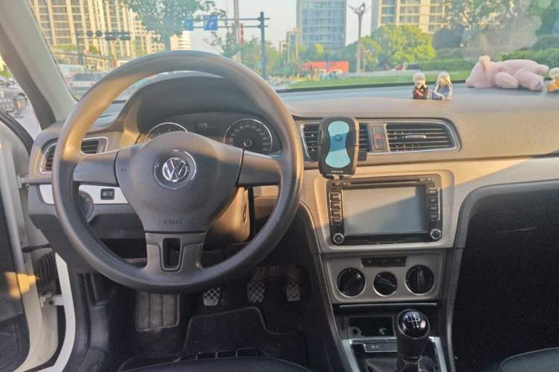 Used Volkswagen Lavida 2013 Restyled Classic 1.6L Manual Comfort Edition Center Console