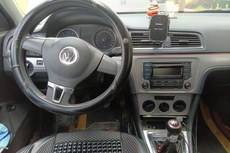 Used Volkswagen Lavida 2013 Restyled Classic 1.6L Manual Comfort Edition Center Console