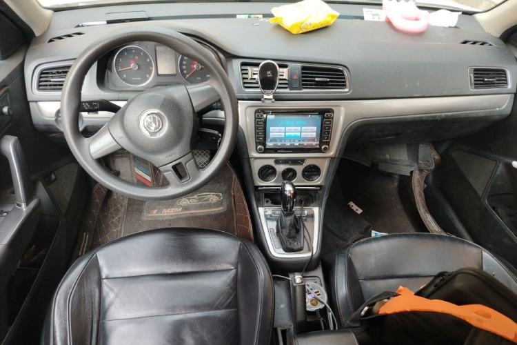 Used Volkswagen Lavida 2013 Restyled Classic 1.6L Automatic Comfort Edition Center Console