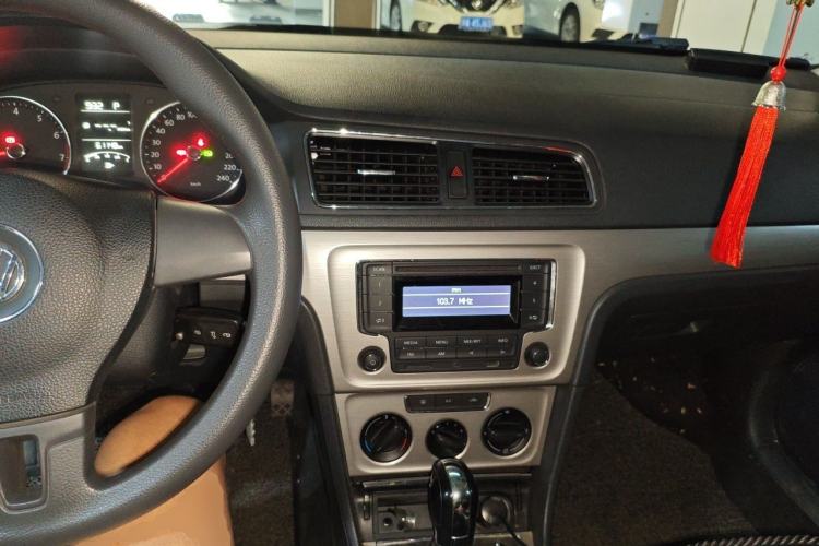Used Volkswagen Lavida 2013 Restyled Classic 1.6L Automatic Comfort Edition Center Console