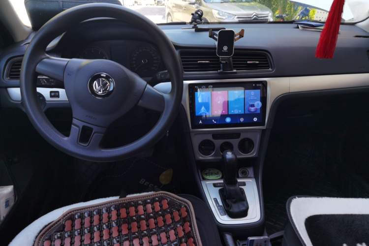 Used Volkswagen Lavida 2013 Revised Classic 1.6L Automatic Fashion Edition Center Console