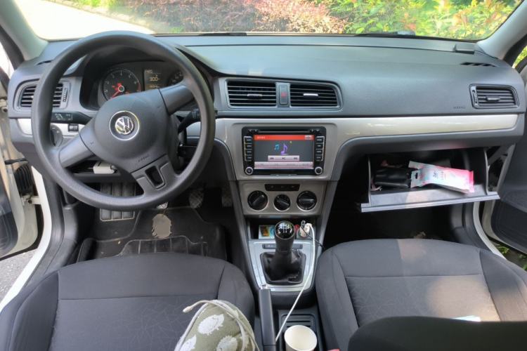 Used Volkswagen Lavida 2013 Revised Classic 1.6L Manual Fashion Edition Center Console