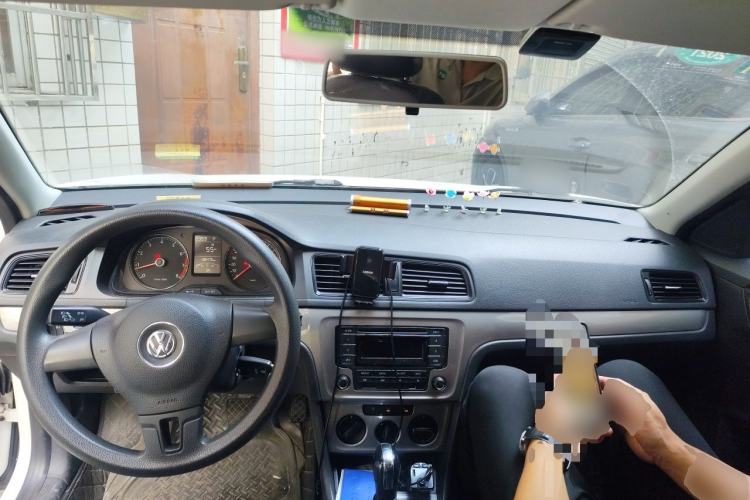 Used Volkswagen Lavida 2013 Revised Classic 1.6L Automatic Fashion Edition Center Console