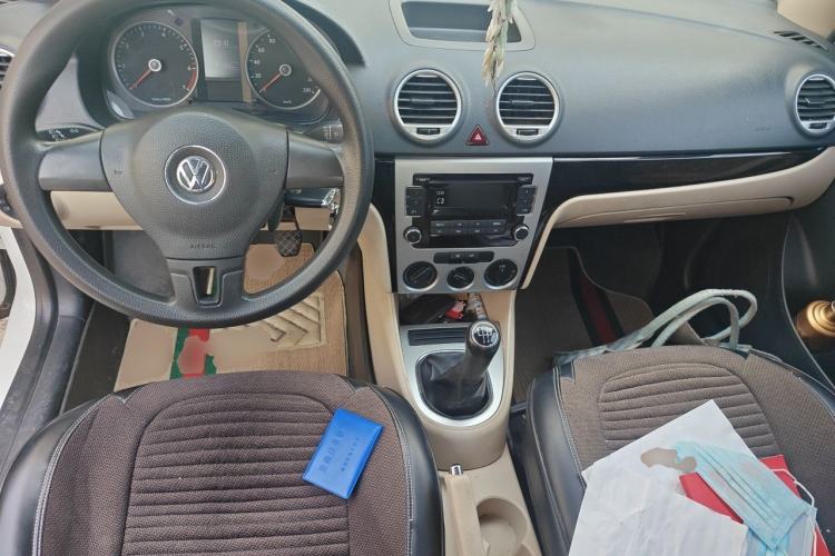 Used Volkswagen Lavida 2013 Classic 1.6L Manual Fashion Edition Center Console