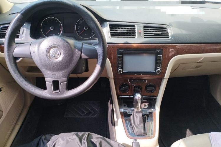 Used Volkswagen Lavida 2013 Restyled Classic 1.6L Automatic Comfort Edition Center Console